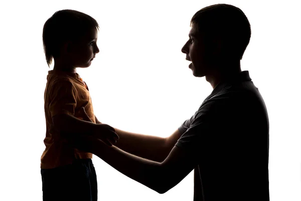 Silhouet van vader en littleson die naar de instructie van bovenliggende luistert — Stockfoto