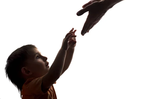 Silhouette eines Sohnes, der die Arme zu den Händen seines Vaters streckt — Stockfoto