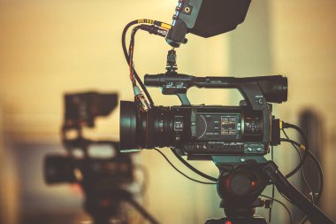 profesyonel video kamera bir tripod, farklı açılardan bir film filme işlemi duruyor