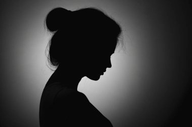 bilinmeyen bir üzgün kadın, depresyon kadın yüz profili silüeti Başını eğdi