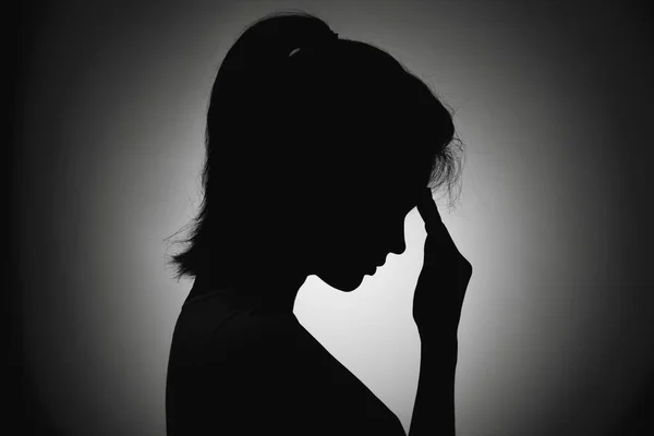 Silhouette des Mädchengesichts Profil einer nicht wiederzuerkennenden traurig, Frau in Depression legte ihre Hand auf die Stirn — Stockfoto