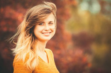 sonbahar turuncu yeşillik parkta bir çerçevede bir kadın yüzü portresi