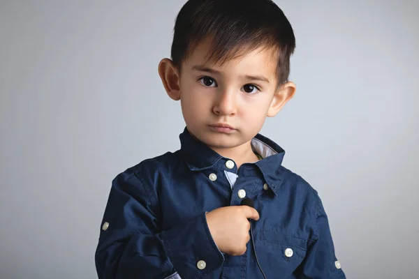 Porträt eines kleinen ernsthaften Jungen mit einem Mikrofon als Taste in der Rolle eines Telekommunikationsanbieters — Stockfoto