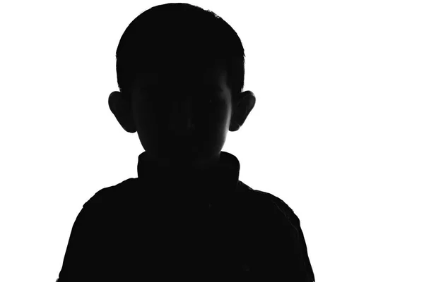 Черный и белый силуэт головы маленького мальчика на белом изолированном фоне — стоковое фото