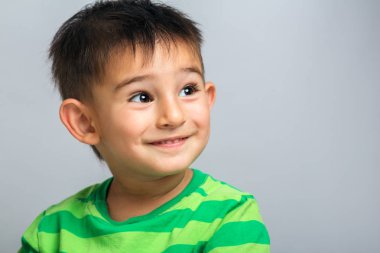 mutlu çocuk yüz, gri bir arka plan üzerinde bir çocuk portresi