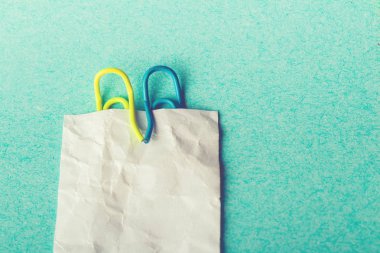 yaratıcı bir fikir, bir erkek ve bir kadın, bir parça kağıt bir battaniye altında yatakta ataç arasındaki ilişkiler kavramı