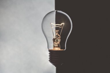 yaratıcı fikir, kararlar, parlayan bir akkor lamba muhalif mücadele kavramı