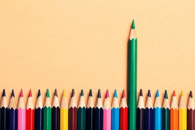 yaratıcı fikir, kaybedenler arasında liderlik ya da istatistikleri, büyüme oranı, lider kavramı; renkli kalem arka plan