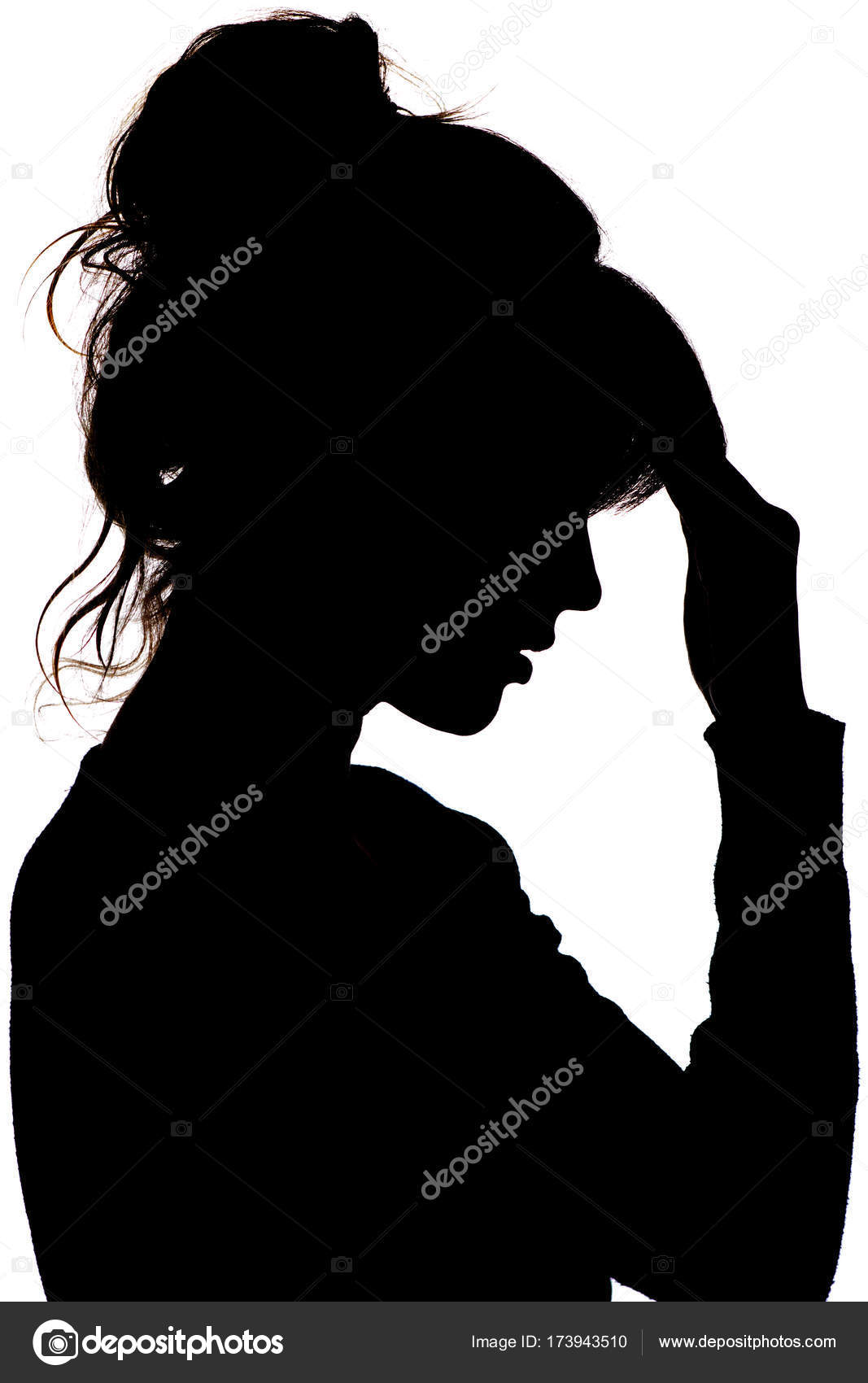 Silhueta da menina rosto perfil de uma triste irreconhecível, mulher em  depressão colocar a mão na testa fotos, imagens de © fantom_rd #168699036
