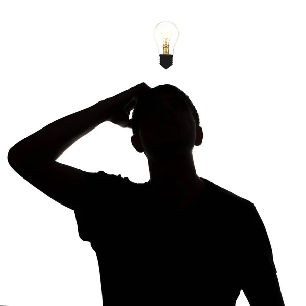 Silhouet van een onbekende man denken hoe op te lossen het probleem, staartdeling het schilferige hoofd op een witte achtergrond van de geïsoleerde, concept van idee, dacht dat gloeilamp — Stockfoto