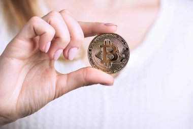 bir kripto para birimi sembolü bir kadın elinde altın bitcoin,