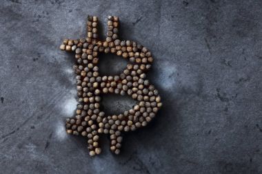 Yanmış bitcoin imzalamak bir metal doku üzerinde bir kripto para birimi kazası kavramı