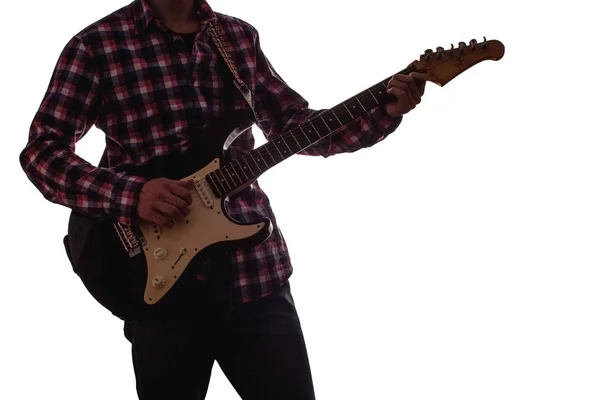 Jeune homme jouant sur guitare électrique sur fond blanc isolé — Photo