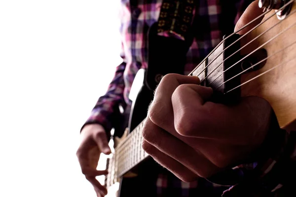 Manos de un joven con cuerdas tocando la guitarra eléctrica sobre fondo blanco aislado —  Fotos de Stock