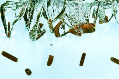 arka plandan düşen pişmemiş makarna