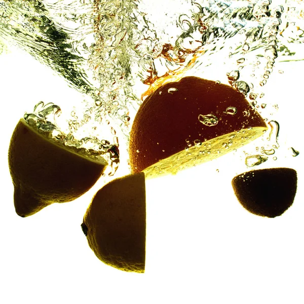 Fruchtsilhouette im Wasser mit Blasen und Sprühnebel — Stockfoto