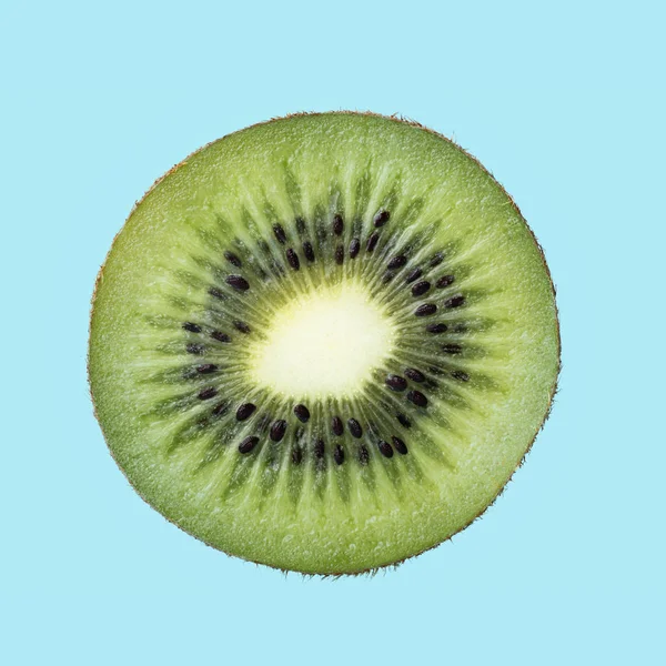 Kiwi på en färgad bakgrund, en frukt i ett snitt, ett koncept för healthyfood — Stockfoto