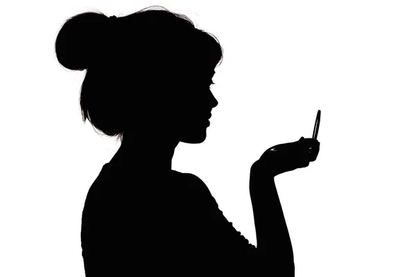Silhouette profil d'un visage de femme regardant dans un miroir de poche, le concept de la beauté et le style — Photo