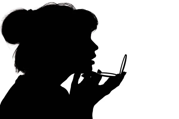Silhouet van een meisje met uitgekozen haren, Profiel van een gezicht van de vrouw in de spiegel van een zak, het concept van de schoonheid en de mode kijken — Stockfoto
