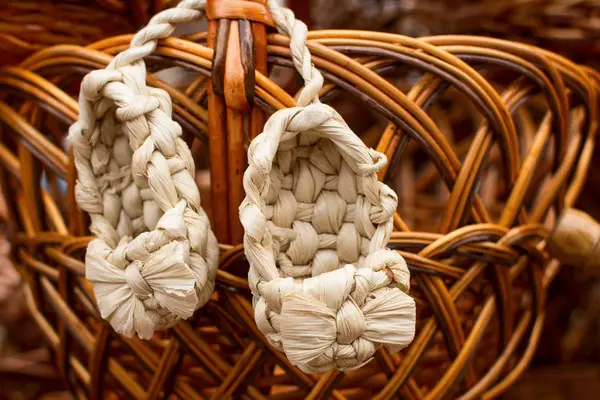 Proutěný lýkových boty na dřevěné koše, Ruské amulet — Stock fotografie