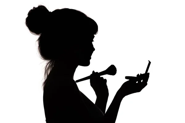 Silhouette des Mädchens beim Make-up, Profil der Frau Gesicht auf weißem Hintergrund isoliert, Konzept der Mode und Schönheit — Stockfoto