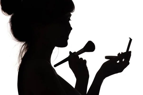 Silhouette des Mädchens beim Make-up, Profil des weiblichen Gesichts auf weißem, isoliertem Hintergrund, Konzept der Mode und Schönheit — Stockfoto