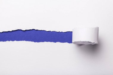 Beyaz kağıt renkli arka plan metin için yer ile sökük