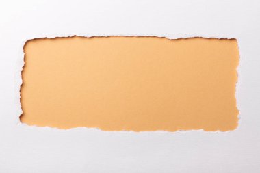 Beyaz kağıt renkli arka plan metin için yer ile sökük