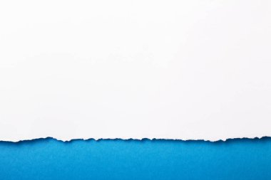 Beyaz kağıt renkli arka plan metin için yer ile sökük