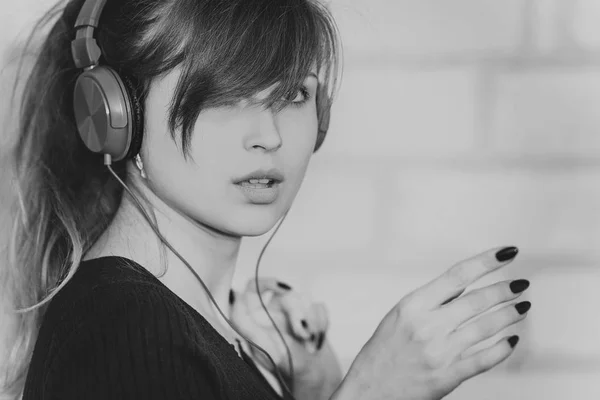 面对女人的耳机, 女孩 enjoing 音乐 — 图库照片