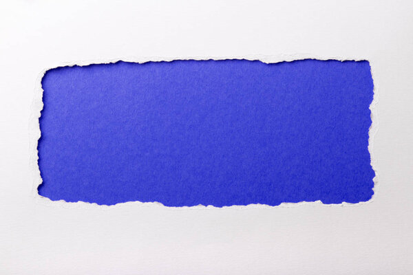 Рваная белая бумага с цветным фоном и местом для текста
