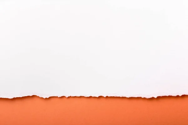 Zerrissenes weißes Papier mit farbigem Hintergrund mit Platz für Text — Stockfoto