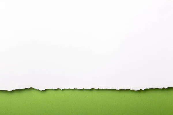 Zerrissenes weißes Papier mit farbigem Hintergrund mit Platz für Text — Stockfoto