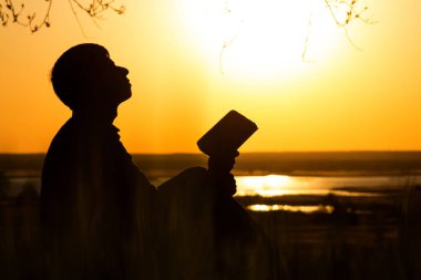 Tanrı'ya dönme umut, inanç ve maneviyat kavramı ile adam silüeti