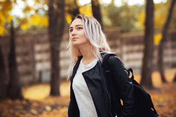 秋の公園を歩く美しい女の子の肖像、アウトドアでカジュアルな服の若い女性 — ストック写真