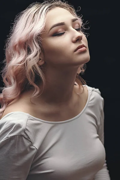 Retrato de una hermosa chica rubia, rostro de una joven con el pelo rizado, cosplay, imagen de una mujer campesina, humor de cuento de hadas — Foto de Stock