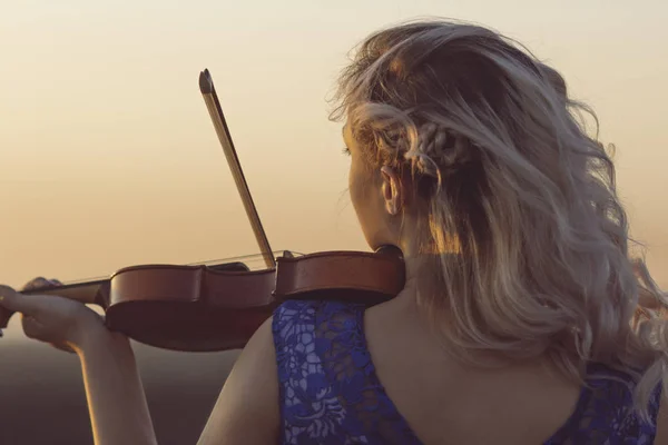 Mujer joven romántica con un violín debajo de su mentón outdors, cara de chica relajante en soledad con música sobre la naturaleza, hobby concepto y estilo de vida — Foto de Stock
