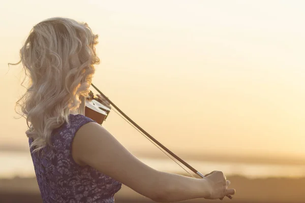 Romantic young woman with a violin under her chin outdors, girl face relaxing in solitude with music on nature, concept hobby and lifestyle — Stock Photo, Image