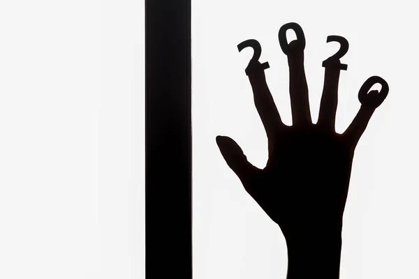 Sziluett egy női kéz dátum ujjak préselt üveg ajtó, megsemmisítése a sztereotípia boldog új évet, belépő 2020 horror műfaj — Stock Fotó