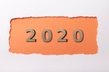 2020 tarihinin tahta figürlü beyaz arkaplan yırtık karton turuncu delik, yeni yıl konsepti, takvim kapağı tasarımı