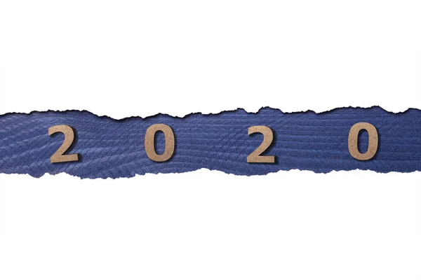 Data con figura in legno 2020 in linea strappato da cartone bianco, numeri in foro su sfondo di legno, concetto di anno nuovo, disegno del calendario — Foto Stock