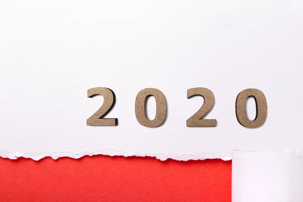 Fond blanc avec la figure en bois de la date 2020 sur bande rouge déchiré de carton, concept de nouvelle année, conception de couverture de calendrier — Photo