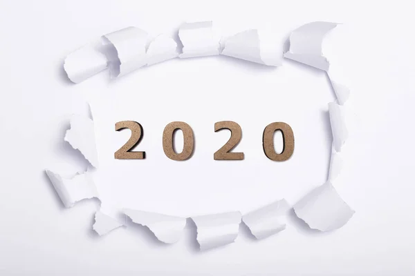 Fond avec figure en bois de la date 2020 sur carton blanc propre, concept de nouvelles entreprises et nouvelle année à partir de zéro , — Photo