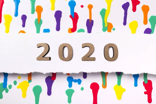Sfondo astratto dipinto con figure in legno data 2020, concetto di nuovo anno, disegno della copertina del calendario con vernice multicolore scorrevole — Foto Stock