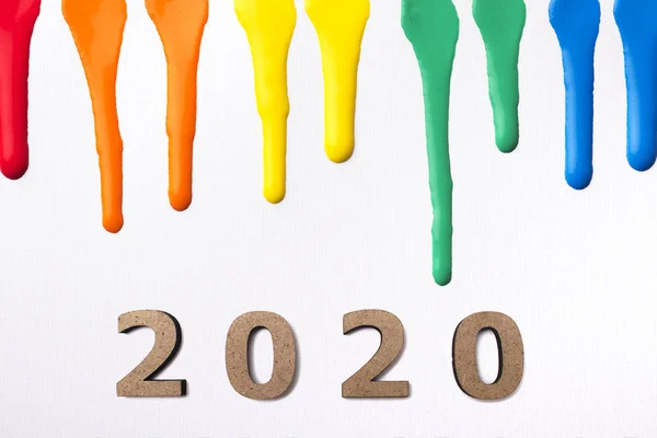 Peint fond abstrait avec chiffres en bois date 2020, concept de nouvelle année, conception de couverture de calendrier avec peinture multicolore fluide — Photo