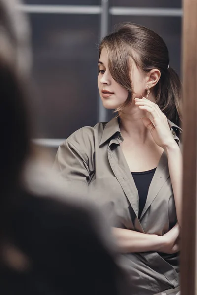 Retrato de uma menina sorridente confiante, reflexão no espelho de uma bela jovem pronta, conceito feminino sucesso e beleza — Fotografia de Stock
