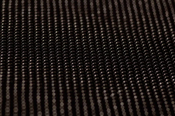 Metalen mesh textuur, zwarte donkere achtergrond, materiaal patroon — Stockfoto