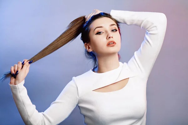 Retrato de chica adolescente arrogante con pelo largo de cola de caballo en el fondo del estudio, mujer joven con carácter rebelde, modelo de moda — Foto de Stock