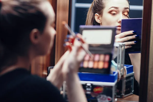 Aynada Aynada Makyaj Yapan Güzel Bir Kızın Yansıması Evdeki Makyaj — Stok fotoğraf