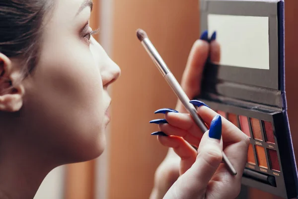 Profile Beautiful Girl Looking Mirror Doing Makeup Indoors Young Woman — Stock Photo, Image